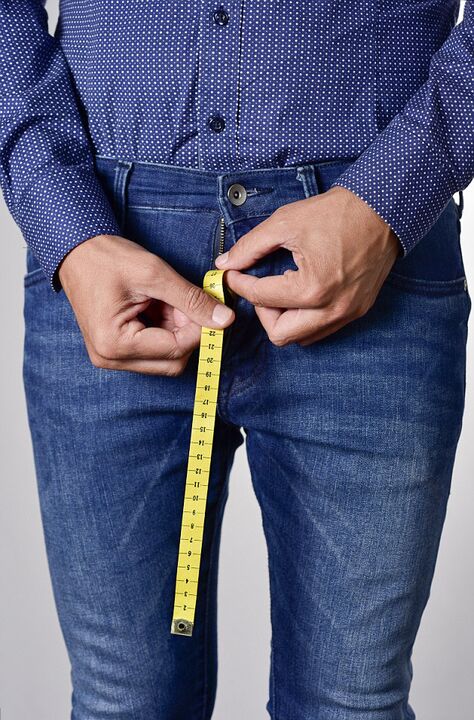 измерване на мъжки пенис със сантиметър