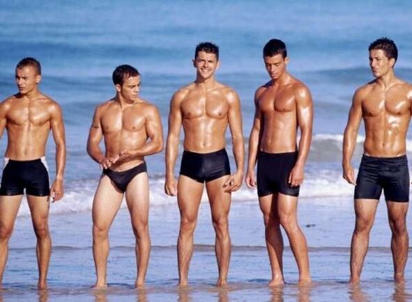 мъже на плажа с увеличени петли