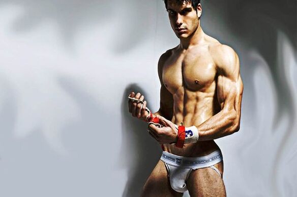 секси мъж, който бързо увеличи пениса си